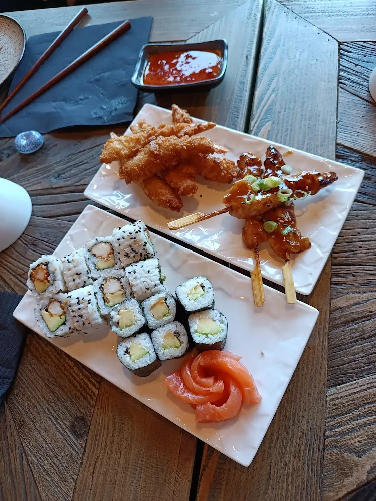 Brochettes de Poulet Crevettes Panées Sashimis Maki California