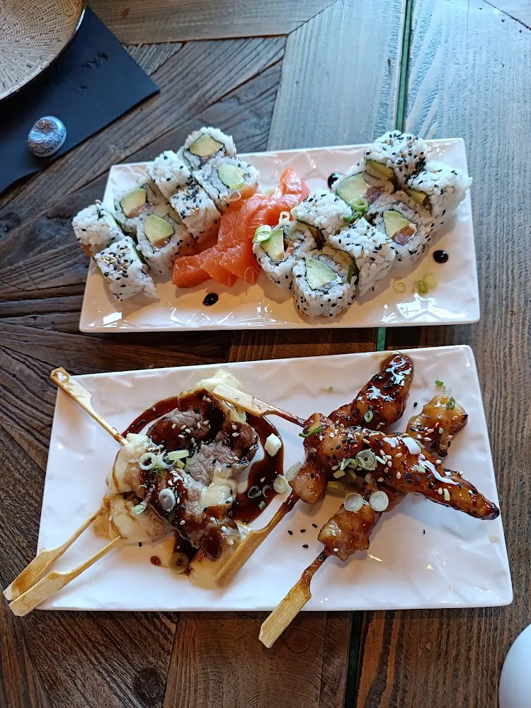 Brochettes de Poulet Sashimis Maki California Brochettes de Boeufs